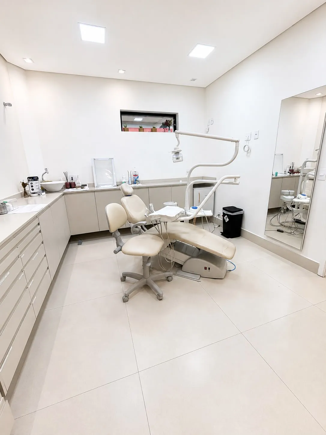Consultório da OroImplante com cadeira odontológica e armários brancos