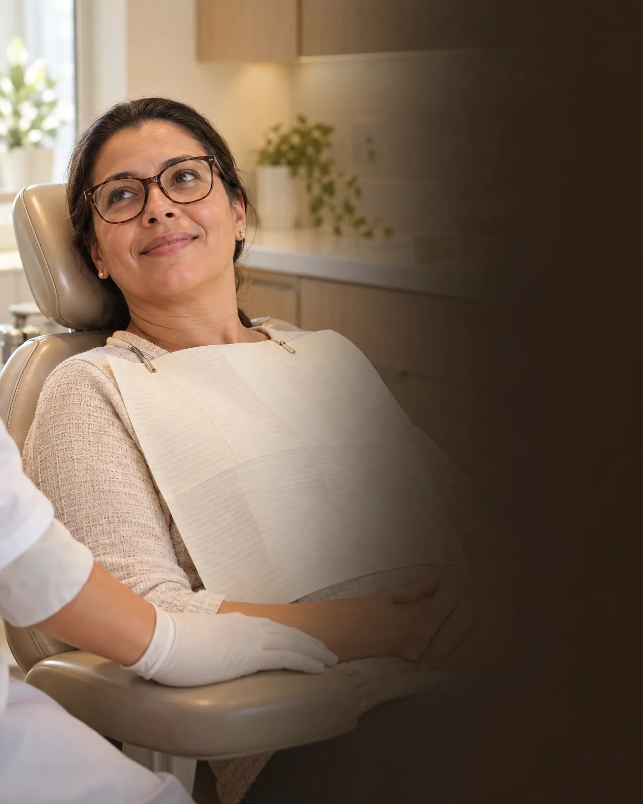 Paciente tranquila na cadeira odontológica antes do tratamento