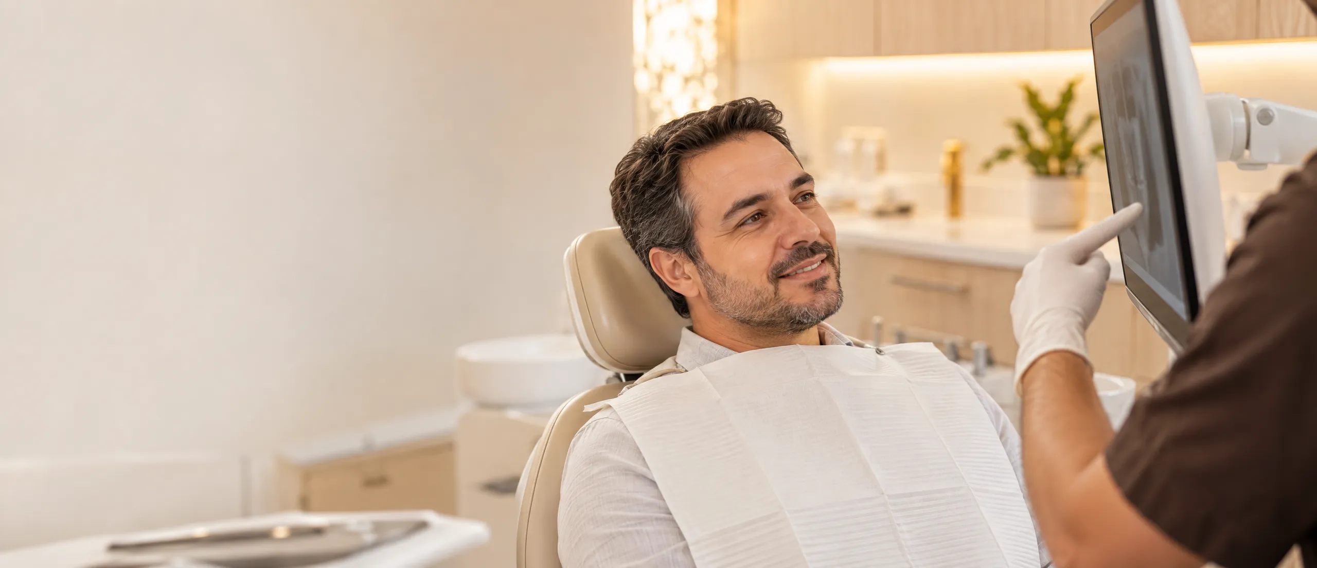 Paciente acompanhando a explicação de uma radiografia do dente no consultório