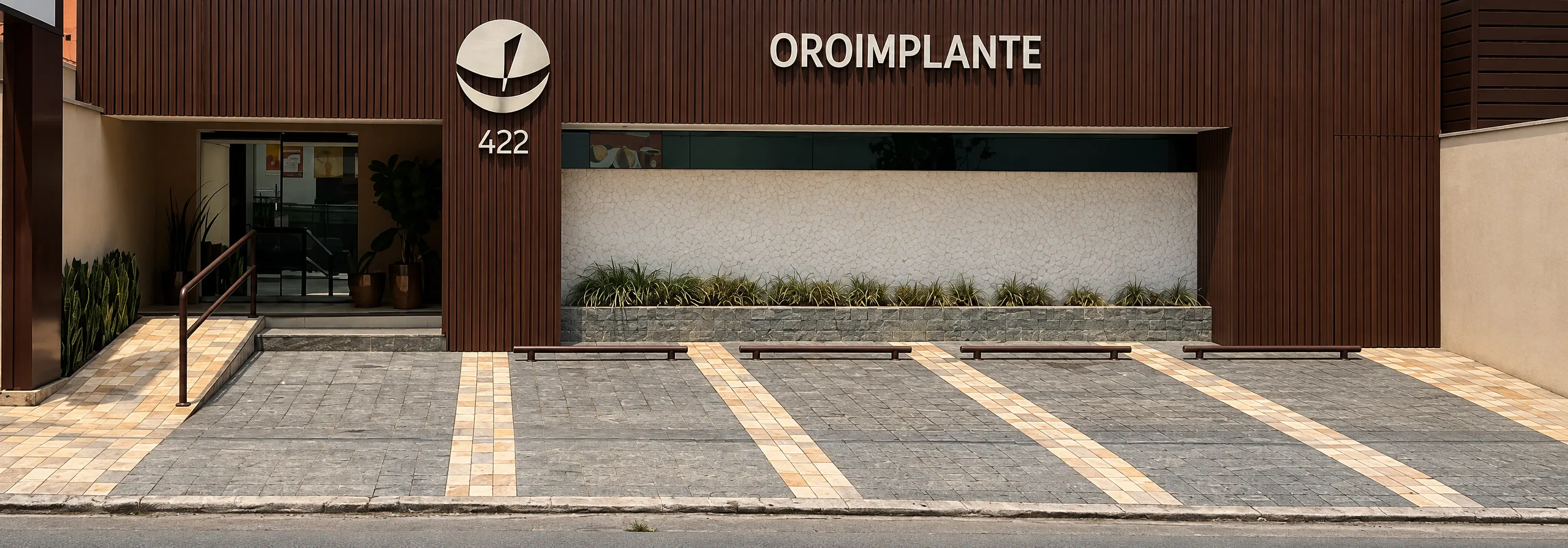 Fachada marrom da OroImplante na R. das Palmeiras, 422, com vagas de estacionamento