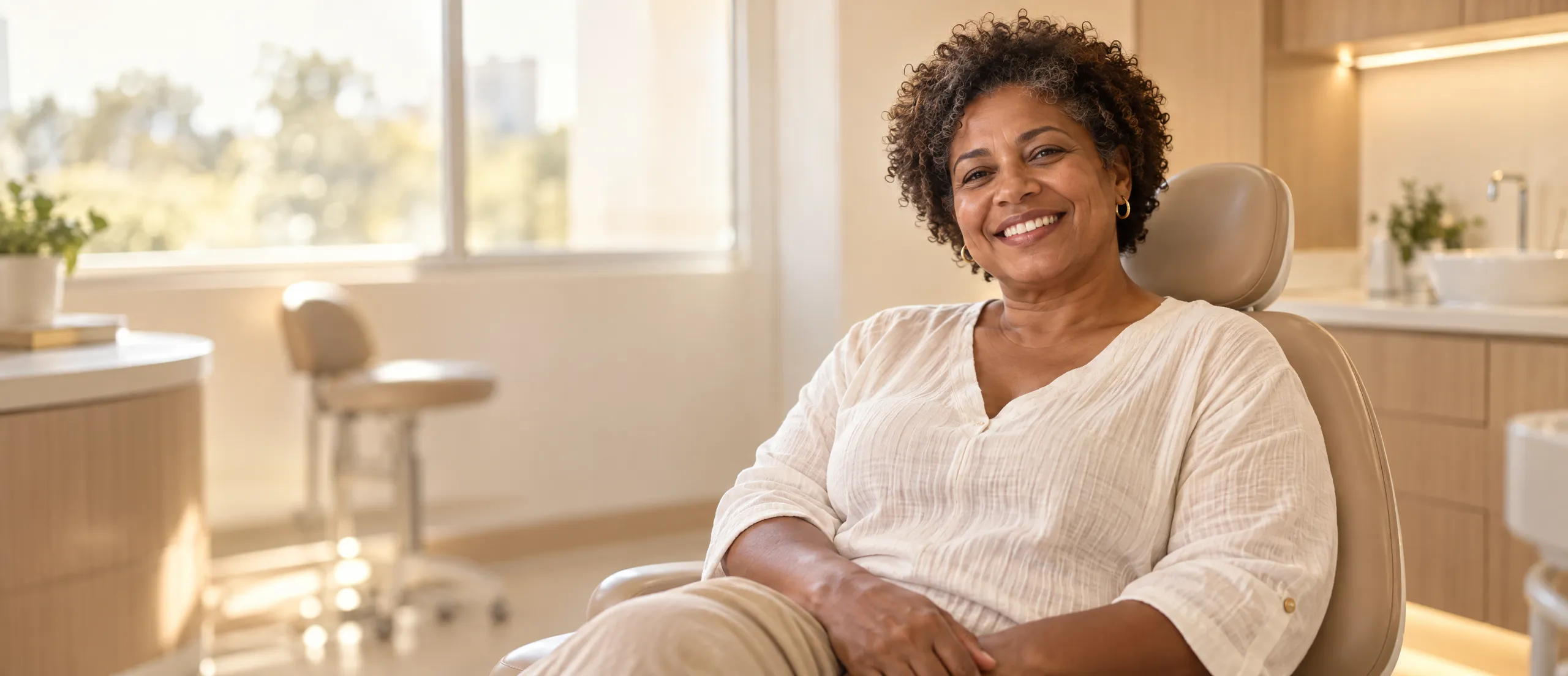 Paciente sorrindo, tranquilo na cadeira odontológica